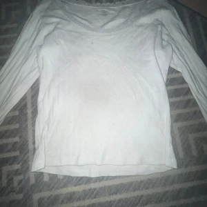 Fin vit lång ärmad tröja - Väldigt bra skick en liten mini fläck på sidan som är lite missfärgad men det tänker man värkligen inte på. U ringad med detaljer.