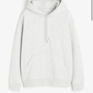 Ljusgrå hoodie💗 - Jättefin och skön ljusgrå hoodie från hm💕säljer då den inte kommer till så stor  användning! 