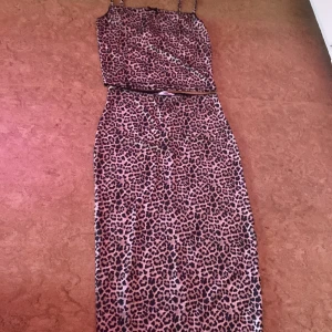 Leopard sett - Lågmidjade lång kjol med en crop top i leopard supersnygg och aldrig använd fråga om ni vill se hur den ser ut på!💘