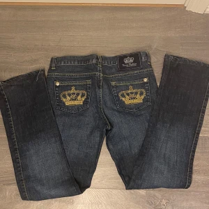 victoria beckham jeans  - en tappad rhinestone annars super bra skick! priset är inte fast!!  midja tvärs över 38 cm ytterben 95 innersöm 73