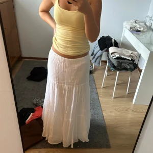 Kjol - Hej, säljer denna helt oanvända kjol från ginatricot, slutsåld på hemsidan 