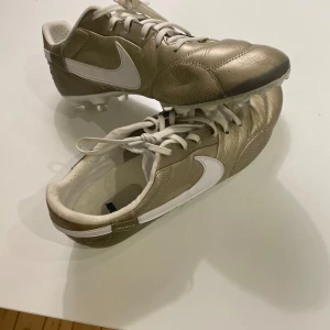 Fotbollsskor nike limited edition  - Skicket är bra förutom det längst fram på skon där man ser att det är använt men annars är det inga fel på skorna. Har inte använts alls så mycket. 