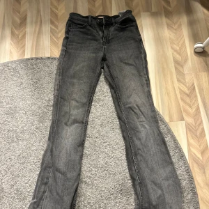 Gråa jeans  - Intressekoll på dessa gråa jeans från vero moda i stl S/32🤍  små defekt mellan låren men som nog går att sy!