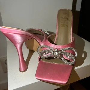 Rosa klackskor  - Snygga rosa klackar, köpta från shein. En av diamanterna har lossnat utan att jag märkt. Använda 3 gånger. Köparen står för frakten annars går det att hämtas. 