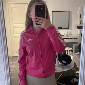 Adidas tröja  - En rosa adidaströja från ett sett har inte kvar byxorna