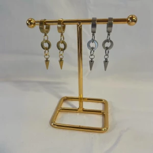 Örhängen  - Super fina nickelfria örhängen! Finns i både silver & guld. Köp för 99kr/st Eller 185kr/paret Modell 100 Smyckeställningen finns även också att köpa för 299kr!
