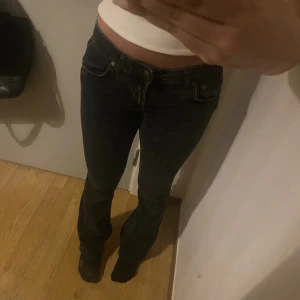 Svarta jeans  - Ett par super snygga jeans från zara🥰de är bootcut och är i storlek 34❤️finns ett litet hål skriv om ni vill ha bild på det!💞