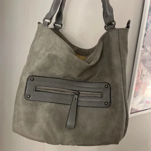 Handväska✨✨ - Så snygg grå handväska, inga defekter! Dator får plats i! Vet ej märke! Går att ha på axeln om man skulle vilja det!