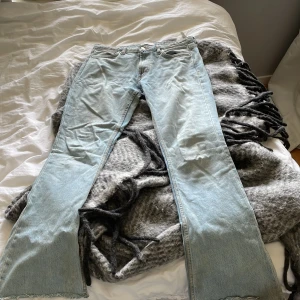 Zara ljusblå lågmidjade jeans - säljer dessa jättesnygga lågmidjade jeans från zara då de har förkort benlängd enligt mig! Minimalt slitage då jag inte använt dem alls ofta sedan jag köpte de från en annan här på Plick. Står att storleken är 36 men sitter som 38!💗💗