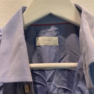 2 st Eton skjortor  - Jättebra skick förutom att de måste stryckas  Få båda för 300 En för 200  Large 