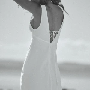 Lång klänning  - Lång vit klänning från zara som endast är använd en gång från midsommar ❤️