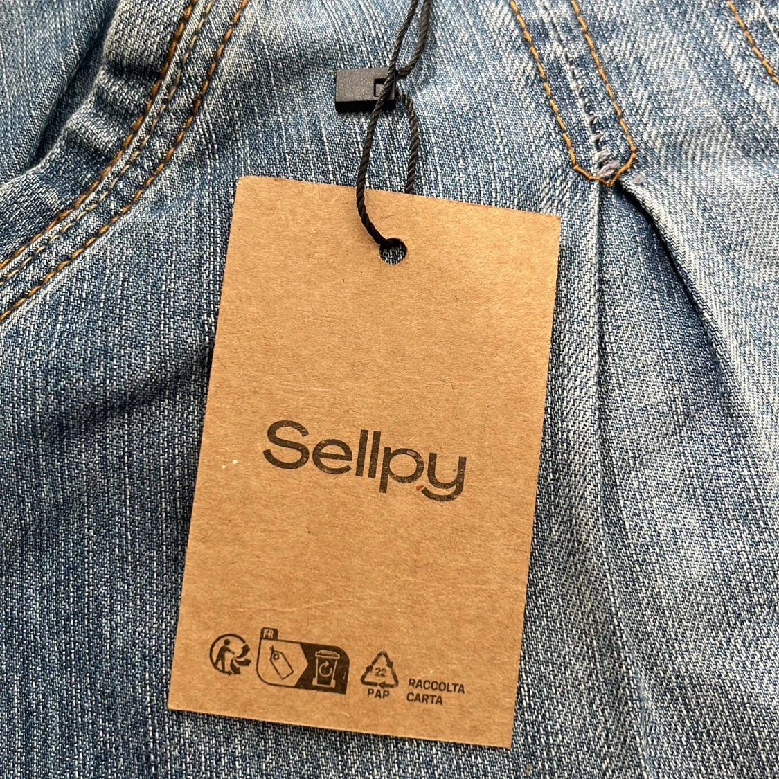 Lågmidjad jeanskjol med volang - 90