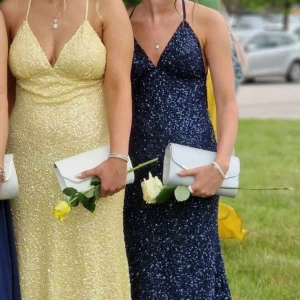 Bal väska  - Superfin glittrig balväska som är använd 1 gång! Den är i lite större storlek så man får plats med en del! Har få små fläckar i sig men inget som syns utanpå 