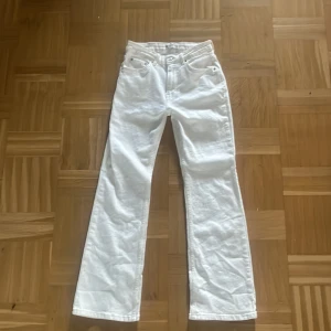 Vita bootcut jeans - Hej säljer nu mina vita bootcut jeans i storlek S🥰 aldrig använda och är i väldigt bra skick💗💗