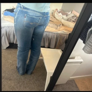 Replay jeans - Säljer min lågmidjade replay jeans då dom ej passar längre. Jag är 162cm lång och storleken är 27/34