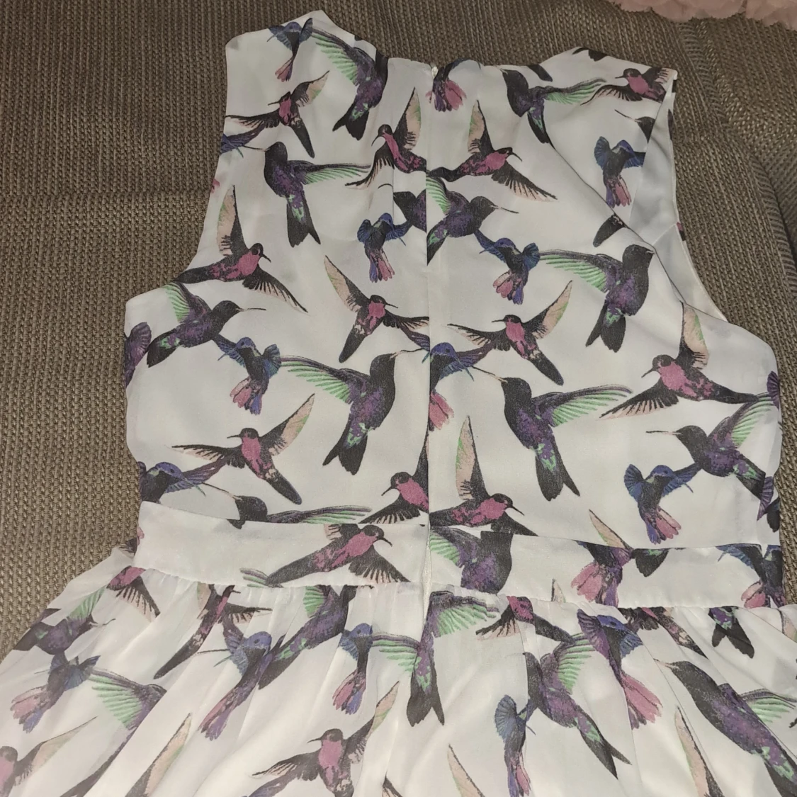 Vit ärmlös klänning med fågelmönster - 92
