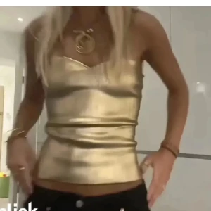 Guldfärgad topp - En guldfärgad topp med en åtsittande passform. ifrån zara storlek xs❤️