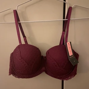 Vinröd BH med pris lapp  - Helt oanvänd bh som är jätte snygg 