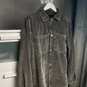 Zara ”Gray Denim” Jacket - ( ny skick) Använt 3 gånger ( om inte mindre )  Passar för dom som har ”M” också i storlek  Jättefin ( kvalitet är grym)  Skön för skolan, gymnasiet eller ba hänga med vänner   
