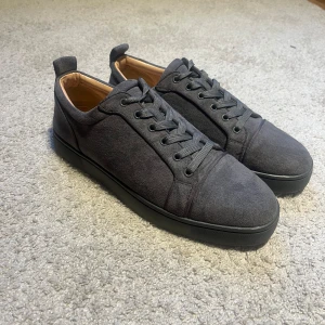 Christian louboutin   - Säljer mina loubs som jag köpte för ett halv år sen, köpte för 6800. Skick 10/10 skorna är som nya och inte använda mycket alls.