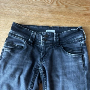 Grå pepe jeans  - Säljer nu dessa så sjukt snygga jeansen från pepe jeans då de tyvärr är lite för små. Färgen är svår att få tag på och de är nästan alltid slutsålda. Modellen Venus, slim fit/ straight leg. Assnygga bakfickor.💕 kontakta för mer bilder elller info.