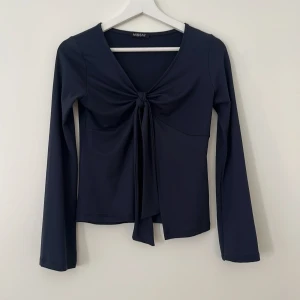 Design by si liknande topp - Assnygg topp från Missäy som liknar dem från design by si. Använd endast en gång. Storlek M/L men väldigt liten i storlek så passar mig som har Xs/S