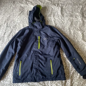 Jacka - Använd ett par gånger men i väldigt bra skick, några skavanker som ni ser