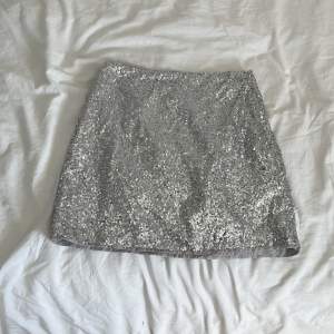 jag säljer den här jättesnygg silver kjolen från lindex. den kommer inte till användning så därför jag säljer💕