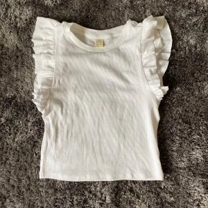 Topp med volang axlar - Super snygg topp med volang axlar. Endast testad en gång. Strl 146/152 men passar mig som har XS-M. Priset är + frakt. Använd inte köp nu utan kontakta mig privat vid intresse💓💓