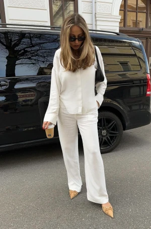 Linnebyxor Nelly - Vita linnebyxor från Nelly. Lågmidjade och bootcut💕 Helt nya med prislappen kvar. Säljer på grund av att jag köpte fel storlek och glömde lämna tillbaka.