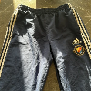 Herr tränings/vardagsbyxa med dragkedja vid ankeln. Fint skick. 200kr - Träningsbyxor/vardagsbyxor. Adidas herr storlek L. 200kr