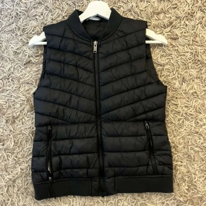 Väst - Svart väst bra skick säljer då den är för liten på mig