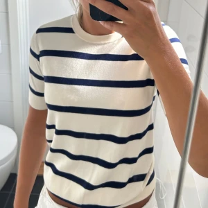 Stickad t shirt  - Snygg randig tröja, aldrig använd 