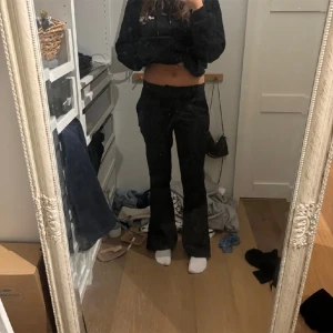 Svarta byxor - super fina kostymbyxor från bikbok! Perfekta för både vardag och fest. Super bra skicka.