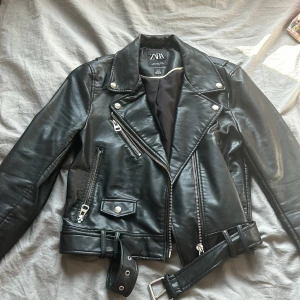 jacka - skinjacka från zara, har haft den i år och har blivit för liten. dock har den ett litet hål vid baksidan av ärmen. 