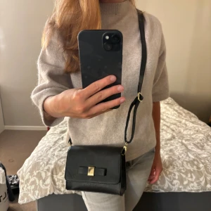 Väska - Väska med skusterbart band. Oandvend väska i bra skick 