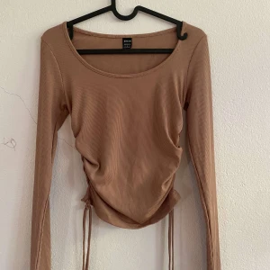 Långärmad tröja - Tröja från shein i storlek s. Med kan dra åt vid sidan💗