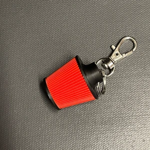 Air filter Nyckelring  - Varför inte smycka dina nycklar med denna fina Air filter nyckelring. Nyckelringen är utskriven med 3D-skrivare i material PLA. PLA är ett nedbrytningsbar plast-material som oftast är gjort på förnyelsebara tillgångar Storlek 30mm lång, tjocklek 26mm