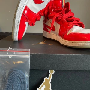 Jordan 1 barcelona sweater red limited edition - Ett par fina Jordan 1 barcelona sweater red i storlek 40 Säljer den för 400kr eftersom att priset på dem har gått upp ungefär 1000 kronor Original lådan följer med och det följer även med extra snören och ett Jordan klistermärke