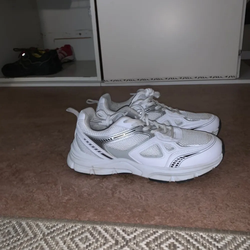 Sneakers skor vita white. Storlek : 42 Fresht skick. Väldigt bekväma och sköna att ha på sig.  Kan testas på plats eller skickas med Postnord över hela Sverige. Skor.