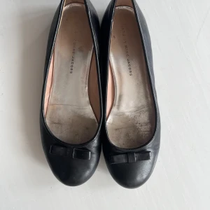 Marc Jacobs ballerina skor - Ett par ballerina skor I skinn från Marc Jacobs i storlek 40!💞 I begagnat skick🤍