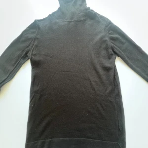 Svart marinoull tröja med polo krage - Bra skick men två små hål, en vid nacken och en på ärmen, den kommer från ett fint märke och gjord av fin ull. Nyköpt för 2000kr. Pris kan diskuteras. Om ni har mer frågor så är det bara att skriva! ⚠️TRYCK INTE PÅ KÖP NU⚠️