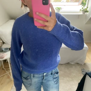 Blå stickad - Jätte fin blå stickad tröja ifrån Carin Wester !💗 tröjan är i jätte fint skick! Tröjan är i xxs men sitter som en S