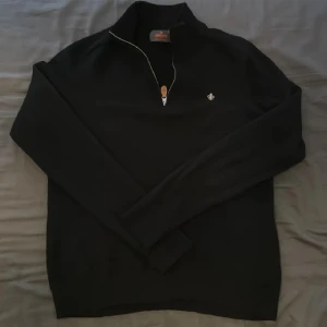 Morris Halvzup, merino  - Tjena säljer denna as feta morris halvzipen. Använd fåtals gånger, är i nyskick. Säljs då den blev liten i tvätten och nu passar den S. Skit snygg tröja inför hösten eller på en kall sommarkväll. Vid frågor kontakta gärna!