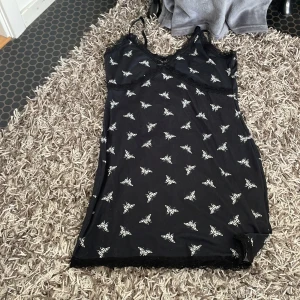 Kort klänning  - Säljer denna klänning då den inte är min stil, använt den ca 3 gånger. Kan mötas upp om ni bor i Göteborg 💗