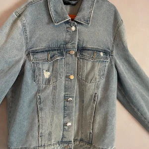 Jeansjacka - Säljer min jeansjacka från vero Moda, använd max 5 ggr💗Är i storlek XL men passar mig som har s/m
