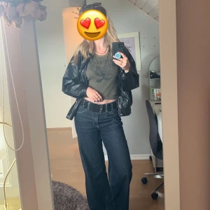 Olivgrönt linne - Ett jättefint olivgrönt linne från Brandy Melville. Den har text och spets. Hör av dig vid funderingar eller om du har frågor🥰  