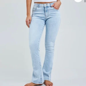Jeans bikbok - Ett par ass snygga lågmidjade jeans från bikbok väldigt bekväma då de är stretch. Säljer då dem tyvär inte kommit till mycket användning. Storlek M med stretch så passar både större och mindre💞