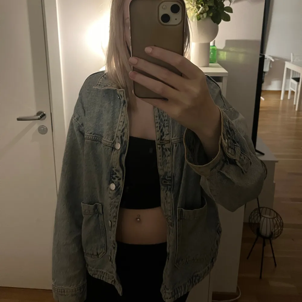 Säljer min älskade jeans jacka som tyvärr inte kommer till användning längre. den är i bra skick och har inga direkt defekter 💕. Jackor.