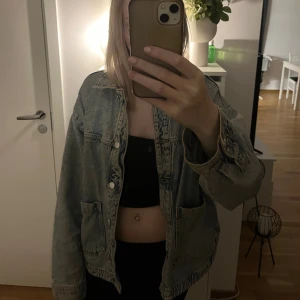 Jeansjacka - Säljer min älskade jeans jacka som tyvärr inte kommer till användning längre. den är i bra skick och har inga direkt defekter 💕